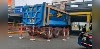 Camión quedó atrapado bajo puente de la avenida Brasil y generó caos vehicular: conductor recibirá multa de S/ 5.000 Camión quedó atrapado bajo puente de la avenida Brasil y generó caos vehicular: conductor recibirá multa de S/ 5.000