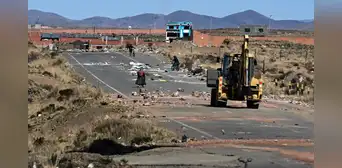 Gobierno de Bolivia desbloquea las carreteras después de más de 50 días de protestas, pero el estado de excepción continúa Gobierno de Bolivia desbloquea las carreteras después de más de 50 días de protestas, pero el estado de excepción continúa