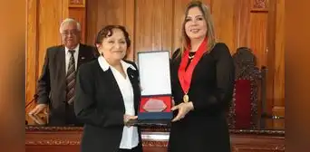 Corte de La Libertad rinde homenaje a servidora por su destacada trayectoria institucional