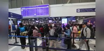 Fallas en el sistema de navegacíon provocó caos en el Aeropuerto Jorge Chávez: pasajeros esperan dentro de los aviones y reportan largas colas de espera Fallas en el sistema de navegacíon provocó caos en el Aeropuerto Jorge Chávez: pasajeros esperan dentro de los aviones y reportan largas colas de espera