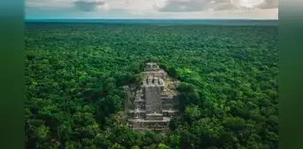 Arqueólogos descubren una antigua ciudad maya intacta que se mantuvo oculta en la selva durante siglos Arqueólogos descubren una antigua ciudad maya intacta que se mantuvo oculta en la selva durante siglos