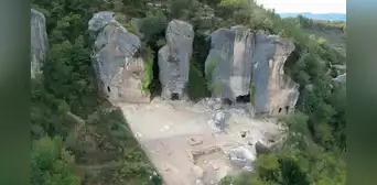 Arqueólogos rastrearon una comunidad aislada del siglo VII hasta una red de cuevas ocultas y encontraron un oscuro secreto de 500 años Arqueólogos rastrearon una comunidad aislada del siglo VII hasta una red de cuevas ocultas y encontraron un oscuro secreto de 500 años