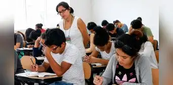 Jefes de práctica podrán ser nombrados docentes auxiliares en universidades públicas con nueva ley Jefes de práctica podrán ser nombrados docentes auxiliares en universidades públicas con nueva ley