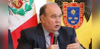 Rafael López Aliaga pide al presidente del JNE que Absalón Vásquez ocupe su lugar en el Senado Rafael López Aliaga pide al presidente del JNE que Absalón Vásquez ocupe su lugar en el Senado