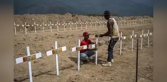 Más de 150 cuerpos sin identificar fueron enterrados tras los terremotos que dejan más de 3.500 muertos en Venezuela Más de 150 cuerpos sin identificar fueron enterrados tras los terremotos que dejan más de 3.500 muertos en Venezuela