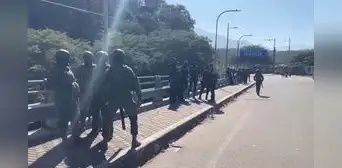 Más de 50 escolares peruanos afectados tras el cierre del puente fronterizo Macará-La Tina ordenado por Ecuador Más de 50 escolares peruanos afectados tras el cierre del puente fronterizo Macará-La Tina ordenado por Ecuador