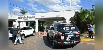Vivienda donde Jair Bolsonaro cumple prisión domiciliaria es intervenida por la Policía en busca de armas Vivienda donde Jair Bolsonaro cumple prisión domiciliaria es intervenida por la Policía en busca de armas