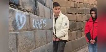 Capturan a dos hombres por pintar con aerosol muros incas del Aqlla Wasi en el centro histórico de Cusco Capturan a dos hombres por pintar con aerosol muros incas del Aqlla Wasi en el centro histórico de Cusco