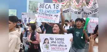 Estudiantes de Beca 18 protestan contra cambios al reglamento del Pronabec: “No somos una nota, somos años de sacrificio” Estudiantes de Beca 18 protestan contra cambios al reglamento del Pronabec: “No somos una nota, somos años de sacrificio”