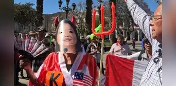 "Le estamos dando una credencial de la corrupción": autoconvocados protestaron en Arequipa durante ceremonia del JNE