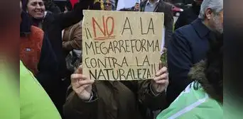 El Senado de Chile aprueba críticada megarreforma economica de Kast que rebaja impuestos a las grandes empresas El Senado de Chile aprueba críticada megarreforma economica de Kast que rebaja impuestos a las grandes empresas