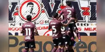 ¡Triunfo crema! Universitario venció 2-1 a ADT en Tarma y ganó en su primer partido del Torneo Clausura 2026