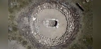 Arqueólogos descubren una tumba monumetal de la Edad de Bronce con armas y un caballo usado en un ritual