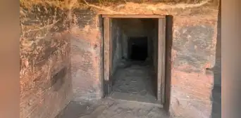 Arqueólogos descubren tumbas excavadas en la roca de 3.000 años de antiguedad en una necrópolis de Egipto