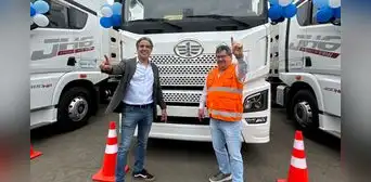 FAW, con el respaldo de San Bartolomé, entrega ocho modernos remolcadores JH6 480 HP GNV para fortalecer el transporte de carga pesada en el Perú