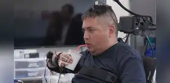 Un hombre con parálisis del cuello para abajo recupera la sensibilidad y movimiento de sus manos gracias a un implante cerebral Un hombre con parálisis del cuello para abajo recupera la sensibilidad y movimiento de sus manos gracias a un implante cerebral