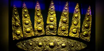 Arqueólogos descubren tumbas de 3.000 años de antiguedad repletas de gemas y diademas de oro Arqueólogos descubren tumbas de 3.000 años de antiguedad repletas de gemas y diademas de oro