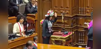 Captan a Rosangella Barbarán haciendo "gesto de asco" durante juramentación de diputada de JP Captan a Rosangella Barbarán haciendo "gesto de asco" durante juramentación de diputada de JP