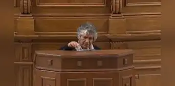 Serafín Andrés Luján de Juntos por el Perú es el único senador que no mostró su voto durante la elección