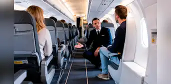 Un azafato revela la clave para conseguir más espacio en el avión sin pagar por un mejor asiento Un azafato revela la clave para conseguir más espacio en el avión sin pagar por un mejor asiento