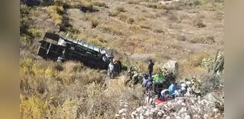 Madre fallece y esposo e hijos resultan heridos tras caída de camión a un abismo en Arequipa Madre fallece y esposo e hijos resultan heridos tras caída de camión a un abismo en Arequipa