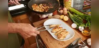 ¿Por qué recomiendan cocinar la pechuga de pollo con vinagre? Este sencillo truco mejora su textura y sabor