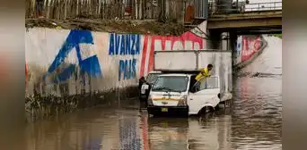 Lluvia en Lima: distritos amanecieron con calles inundadas y tránsito afectado por pistas resbalosas Lluvia en Lima: distritos amanecieron con calles inundadas y tránsito afectado por pistas resbalosas