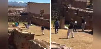Cusco: grupo de turistas fue captado jugando fulbito con niños en el parque arqueológico de Chinchero Cusco: grupo de turistas fue captado jugando fulbito con niños en el parque arqueológico de Chinchero