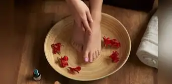 Lavarse los pies con sal y aceite de oliva: por qué algunos expertos recomiendan esta rutina y qué beneficios puede aportar a la piel Lavarse los pies con sal y aceite de oliva: por qué algunos expertos recomiendan esta rutina y qué beneficios puede aportar a la piel