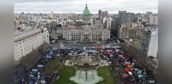 Gobierno de Milei retira el capítulo que permitía la venta de tierras a extranjeros tras el rechazo social Gobierno de Milei retira el capítulo que permitía la venta de tierras a extranjeros tras el rechazo social