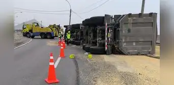 Camión volcado en pleno ingreso a la carretera Ramiro Prialé a Huachipa genera intenso tráfico Camión volcado en pleno ingreso a la carretera Ramiro Prialé a Huachipa genera intenso tráfico
