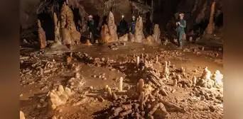 En lo profundo de una cueva, los neandertales construyeron una estructura circular hecha de estalagmitas hace unos 176.500 años En lo profundo de una cueva, los neandertales construyeron una estructura circular hecha de estalagmitas hace unos 176.500 años