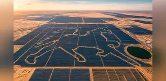 China crea su “Gran Muralla” solar de 400 km en el desierto: incluye una central con forma de caballo visible desde el espacio
