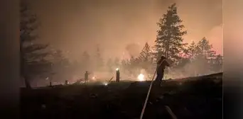 Canadá declara el estado de emergencia por un incendio forestal que obliga a evacuar a más de 20.000 personas Canadá declara el estado de emergencia por un incendio forestal que obliga a evacuar a más de 20.000 personas