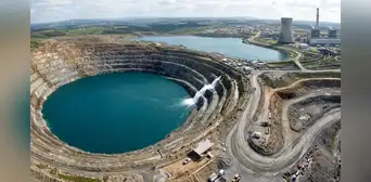 España creó un lago artificial en tan solo 4 años: llenó una mina de carbón de 300 metros de profundidad con 547.000 millones de litros agua España creó un lago artificial en tan solo 4 años: llenó una mina de carbón de 300 metros de profundidad con 547.000 millones de litros agua