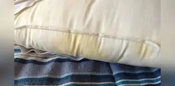 ¿Tu almohada tiene manchas amarillas? El sencillo truco casero para dejarlas como nuevas ¿Tu almohada tiene manchas amarillas? El sencillo truco casero para dejarlas como nuevas