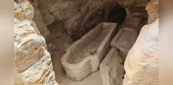 Arqueólogos desentierran 3 antiguas tumbas egipcias y encuentran momias, sarcófagos y figurillas religiosas
