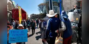 Paros y bloqueos desafían al Gobierno mientras subsidio busca contener protesta por combustibles Paros y bloqueos desafían al Gobierno mientras subsidio busca contener protesta por combustibles