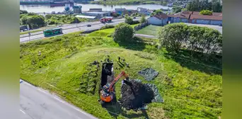 Arqueólogos noruegos reabren un montículo funerario y descubren rastros de un barco vikingo de 15 metros Arqueólogos noruegos reabren un montículo funerario y descubren rastros de un barco vikingo de 15 metros