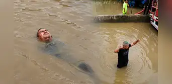 Hombre se pone a nadar en pleno bypass de la avenida Pachacutec que quedó inundado en Villa María del Triunfo