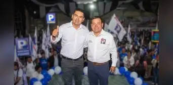 Candidato al Gobierno Regional de Ayacucho está rodeado por imputados por narcotráfico