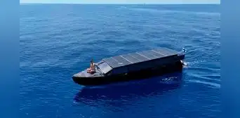 El barco que recorrió 5.500 kilómetros sin usar conbustible: funciona con energía solar y un motor eléctrico