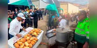 Policía lleva comida a transportistas varados por derrumbes en la Panamericana Sur de Arequipa Policía lleva comida a transportistas varados por derrumbes en la Panamericana Sur de Arequipa