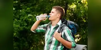 ¿Reutilizas botellas de plástico? Un estudio revela el problema invisible que puede aparecer después de varios días