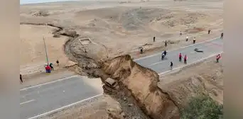 Huaico partió en dos la Costanera Sur y bloqueó el tránsito hacia Ilo en Moquegua: habilitan vía alterna Huaico partió en dos la Costanera Sur y bloqueó el tránsito hacia Ilo en Moquegua: habilitan vía alterna
