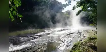 Geólogos investigan un río de este país de América Latina que alcanza los 99°C: el volcán más cercano está a más de 700 kilometros