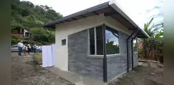 Pasó 9 años ahorrando para comprar un terreno y terminó construyendo su casa con 7 toneladas de plástico reciclado