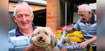 Jubilado de 82 años dedica 45 horas semanales a reciclar botellas para ayudar a animales abandonados: ya recaudó más de US$70.000 Jubilado de 82 años dedica 45 horas semanales a reciclar botellas para ayudar a animales abandonados: ya recaudó más de US$70.000