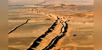 Al construir 2.700 km de muros de arena en pleno desierto entre 1980 y 1987, Marruecos dividió literalmente el Sahara Occidental en dos Al construir 2.700 km de muros de arena en pleno desierto entre 1980 y 1987, Marruecos dividió literalmente el Sahara Occidental en dos