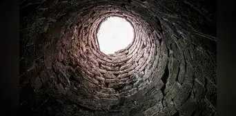 Arqueólogos examinaron un pozo de 2.500 años de antigüedad y encontraron restos de una civilización perdida Arqueólogos examinaron un pozo de 2.500 años de antigüedad y encontraron restos de una civilización perdida